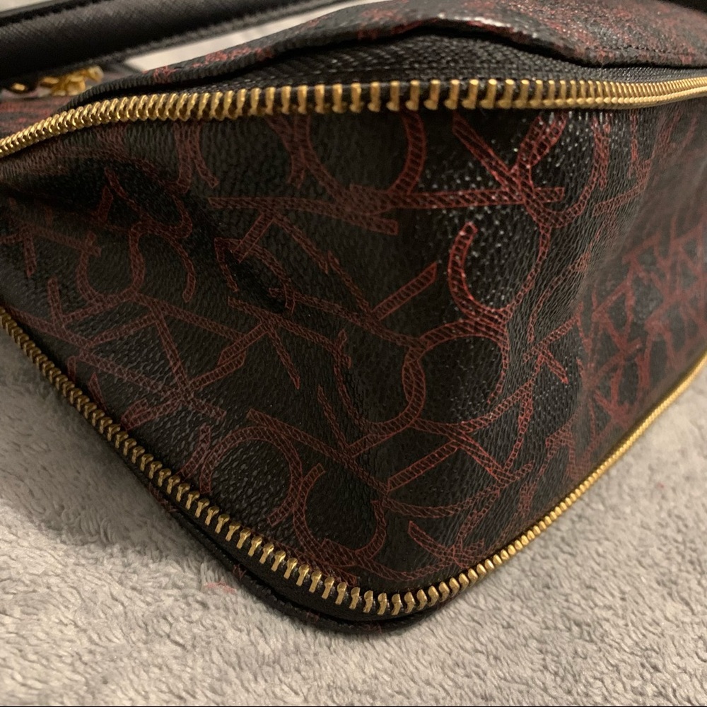 Calvin Klein Gold Chain Shoulder Bag With A Red Monogram Logo And Zipper - Picture 5 of 10